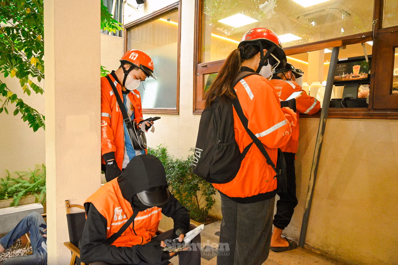 Nhiều lần do nhà hàng làm đơn muộn, shipper phải chờ đợi đến 20, 30 phút. Thời gian chờ quá lâu có thể khiến nhiều khách hàng phật ý, huỷ đơn.