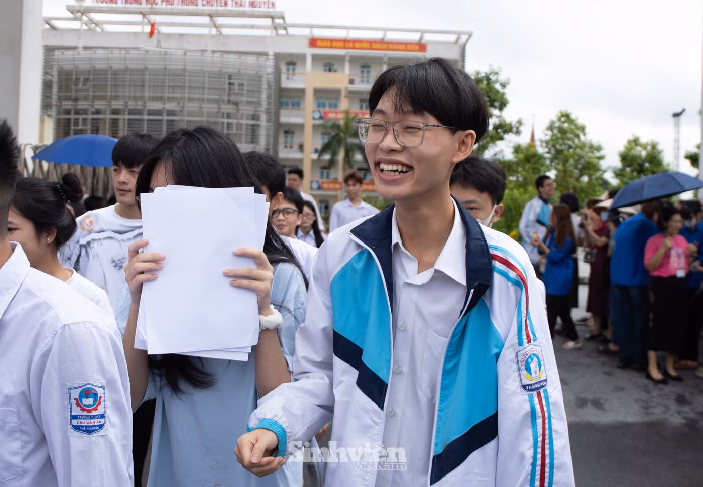 Niềm vui của sĩ tử sau khi hoàn thành môn Ngữ văn. (Ghi nhận tại điểm thi Trường THPT Chuyên Thái Nguyên)