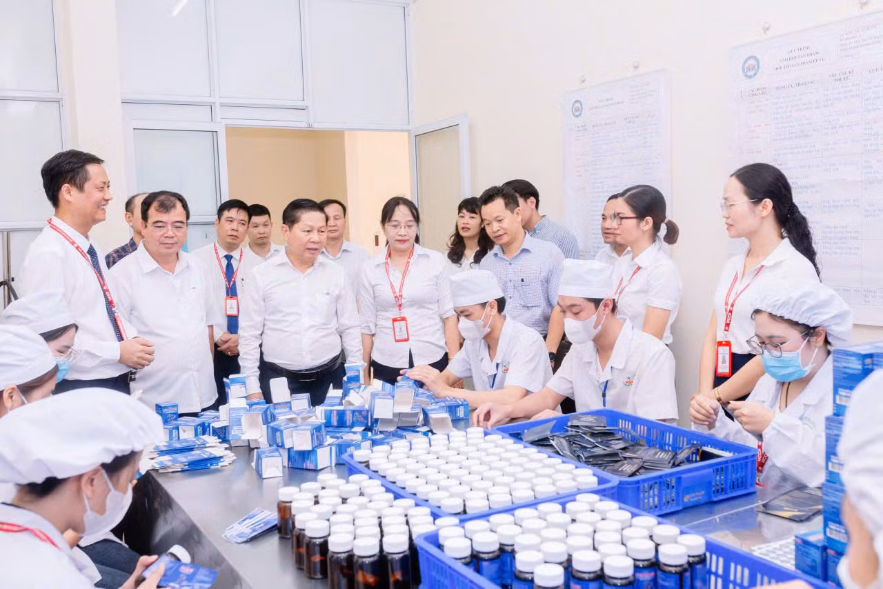 TS. Trần Bá Kiên – Hiệu trưởng cùng Sinh viên tại Trung tâm Nghiên cứu và Kinh doanh Dược của trường.