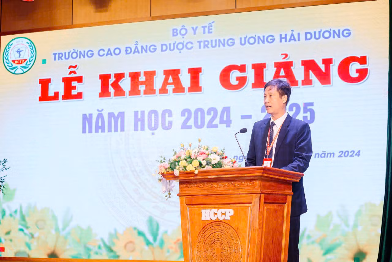 TS. Trần Bá Kiên – Hiệu trưởng, trong Lễ Khai giảng năm học 2024-2025.