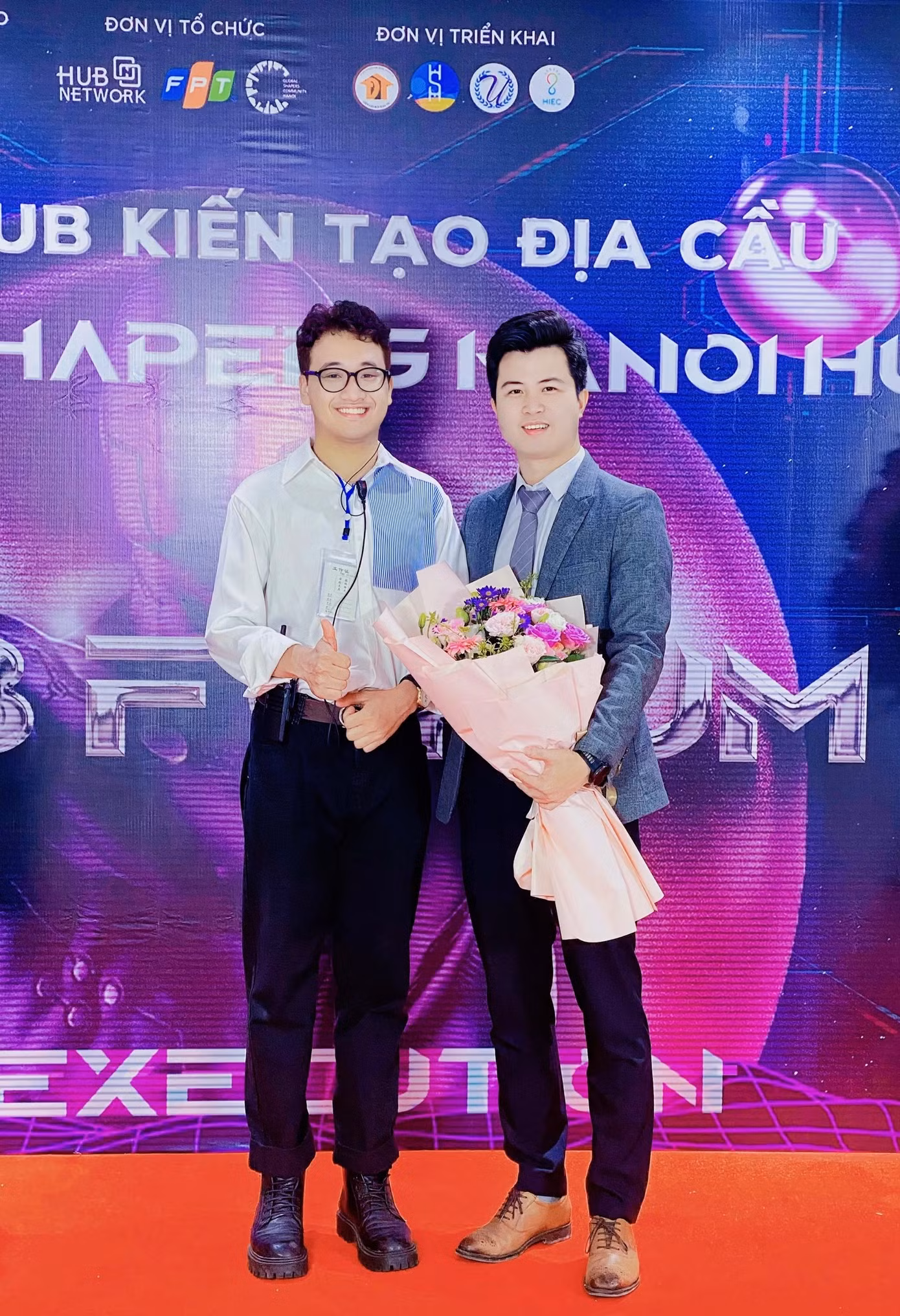 Đình Long cùng anh Trần Trung Hiếu - CEO TopCV - Forbes Under 30 Việt Nam tại sự kiện “Hub Forum - The Execution 2023” của Hub Network.