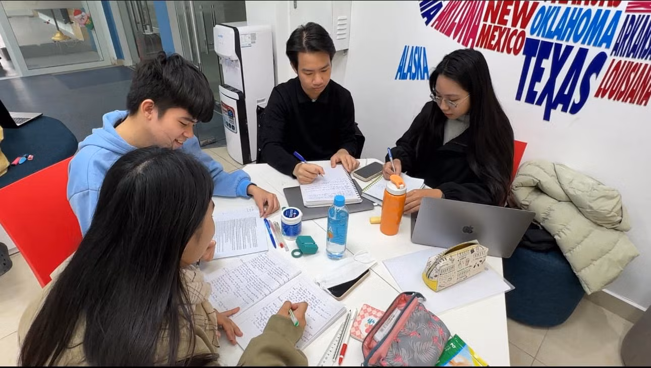 Nghĩ về quê hương, Tổ quốc, các bạn sinh viên lại càng quyết chí học hành.