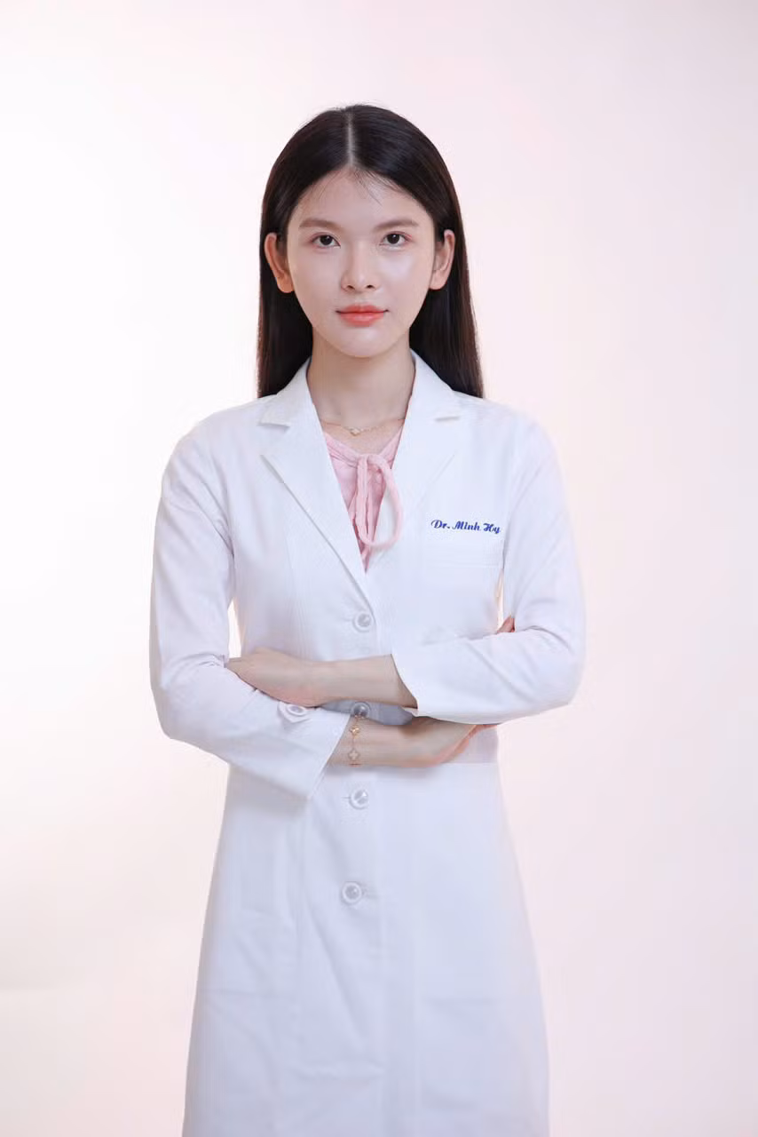 Minh Hy trong chiếc áo blouse.