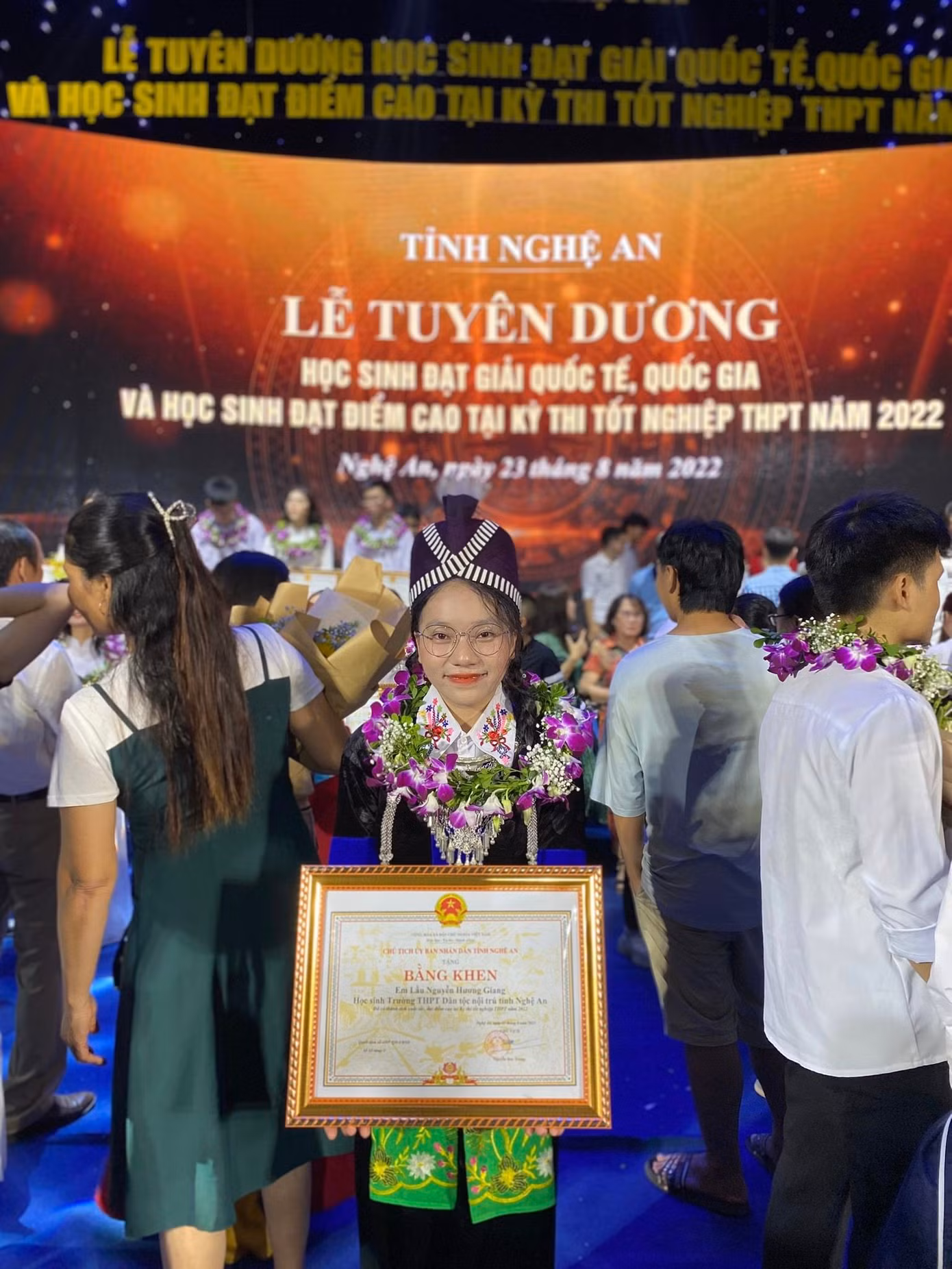 Hương Giang vinh dự nhận bằng khen “Đã có thành tích xuất sắc, đạt điểm cao tại kỳ thi tốt nghiệp THPT năm 2022” do Chủ tịch UBND tỉnh Nghệ An trao tặng.