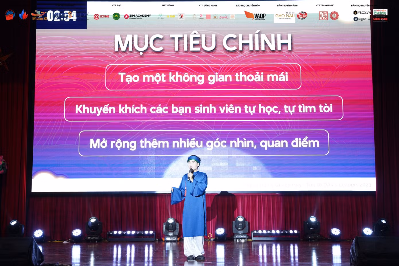 Phong thái tự tin của chàng Khối trưởng khoa Chính trị Quốc tế và Ngoại giao khóa 50.