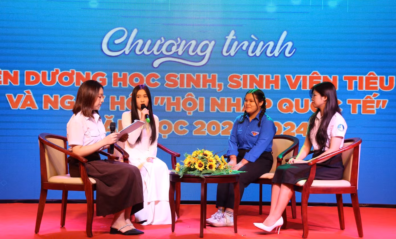 Yến Vi đại diện cho 46 Sinh viên 5 tốt cấp tỉnh đối thoại trong chương trình tuyên dương. Yến Vi đại diện cho 46 Sinh viên 5 tốt cấp tỉnh đối thoại trong chương trình tuyên dương.