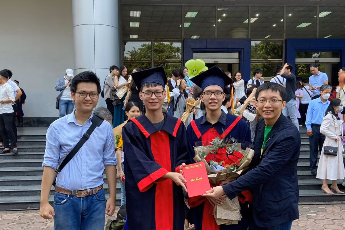Tiến sĩ Nguyễn Việt Anh (ngoài cùng bên phải) và Ngọc (thứ 3 từ phải sang).