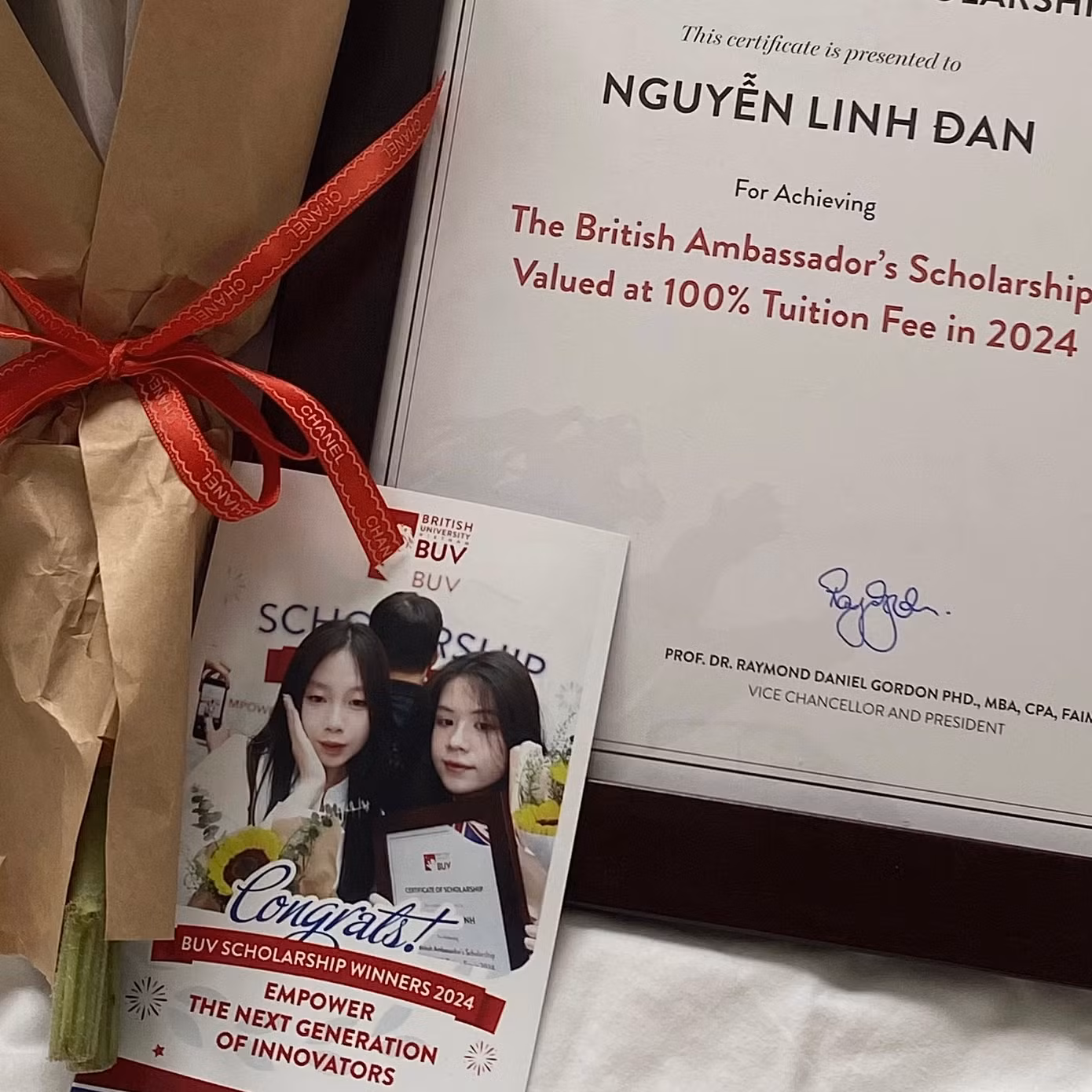 Linh Đan chụp ảnh kỷ niệm cùng người bạn mới cũng là quán quân Học bổng Đại sứ trong ngày trao học bổng.