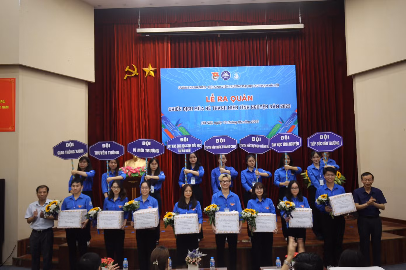 Tuyết Mai (thứ 3 từ phải sang, hàng dưới) cùng các thầy trong Ban Giám hiệu trường và đại diện các đội ra quân Mùa hè xanh Trường Đại học Sư phạm Hà Nội.