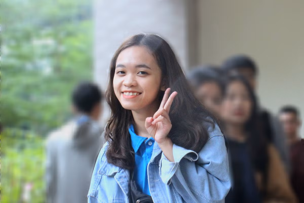 Lê Thị Minh Hồng (22 tuổi, UI Designer) cảm thấy lễ Tình nhân 14/2 khá thú vị bởi thích cảm giác nhìn mọi người yêu nhau.