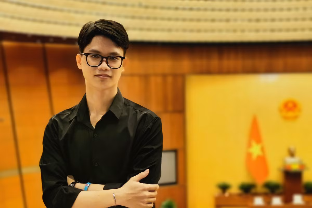 Huy đi tham quan Văn phòng Quốc hội, một hoạt động trong khuôn khổ VYPI.