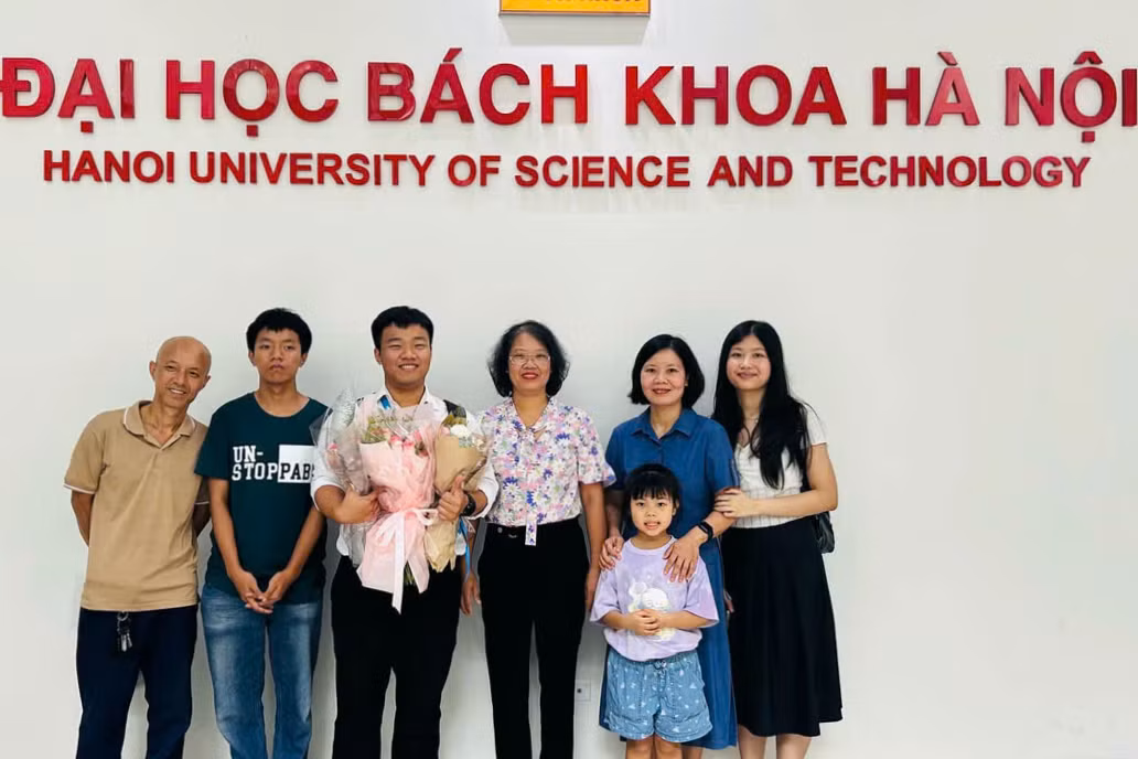 Ánh cùng gia đình trong ngày bảo vệ đồ án tốt nghiệp.