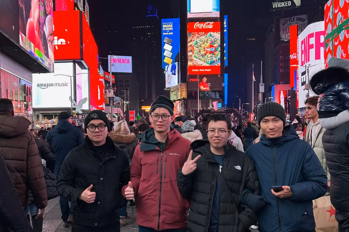 Ngọc (thứ 2 từ trái sang) và các bạn đón năm mới 2024 ở Quảng trường Thời đại, thành phố New York.