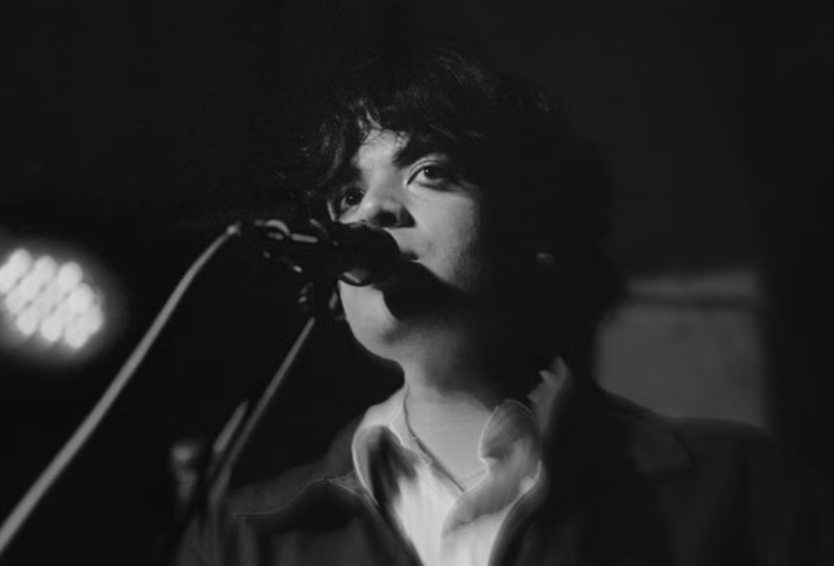 Jayden diễn tại show âm nhạc thường niên của CLB VinUni Harmony.