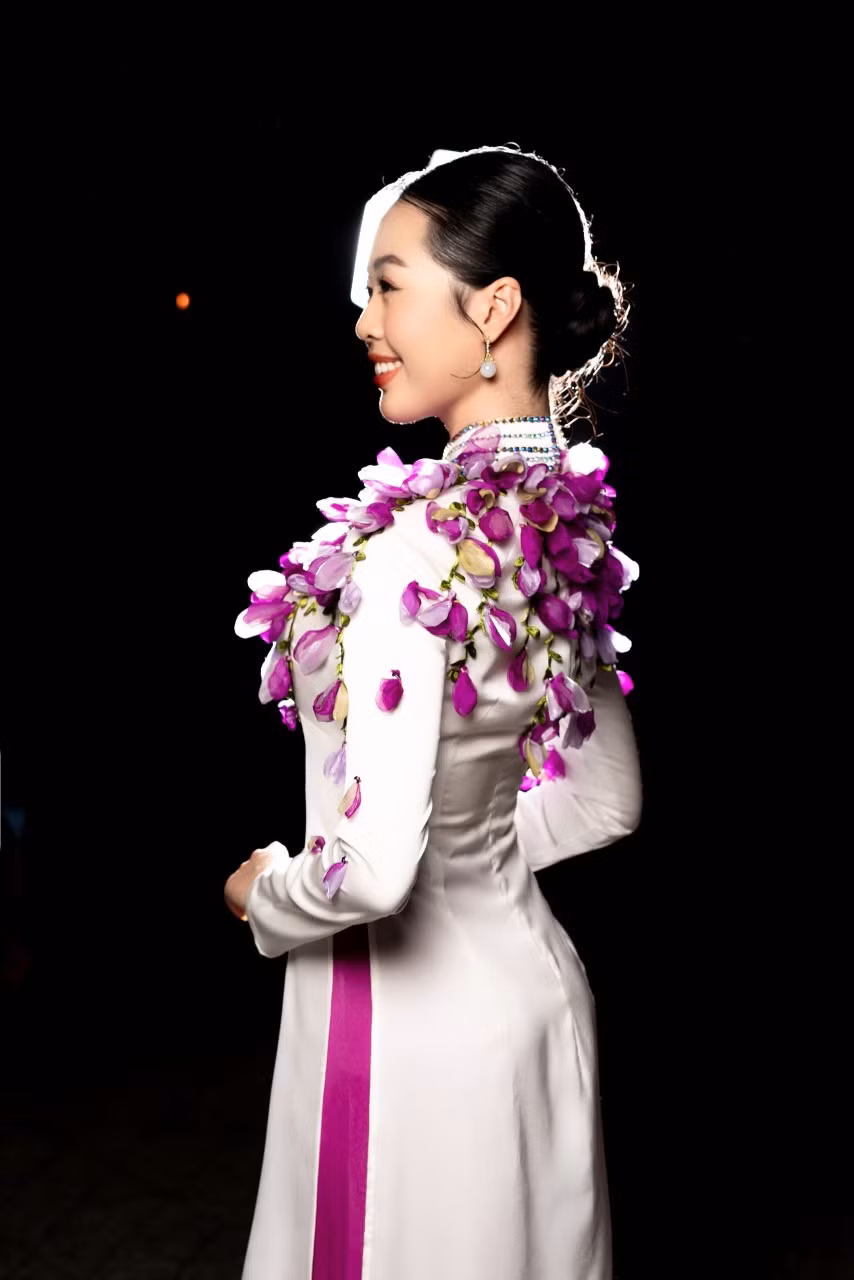 Thiết kế của Quỳnh Giang trong BST "Dáng Hoa".