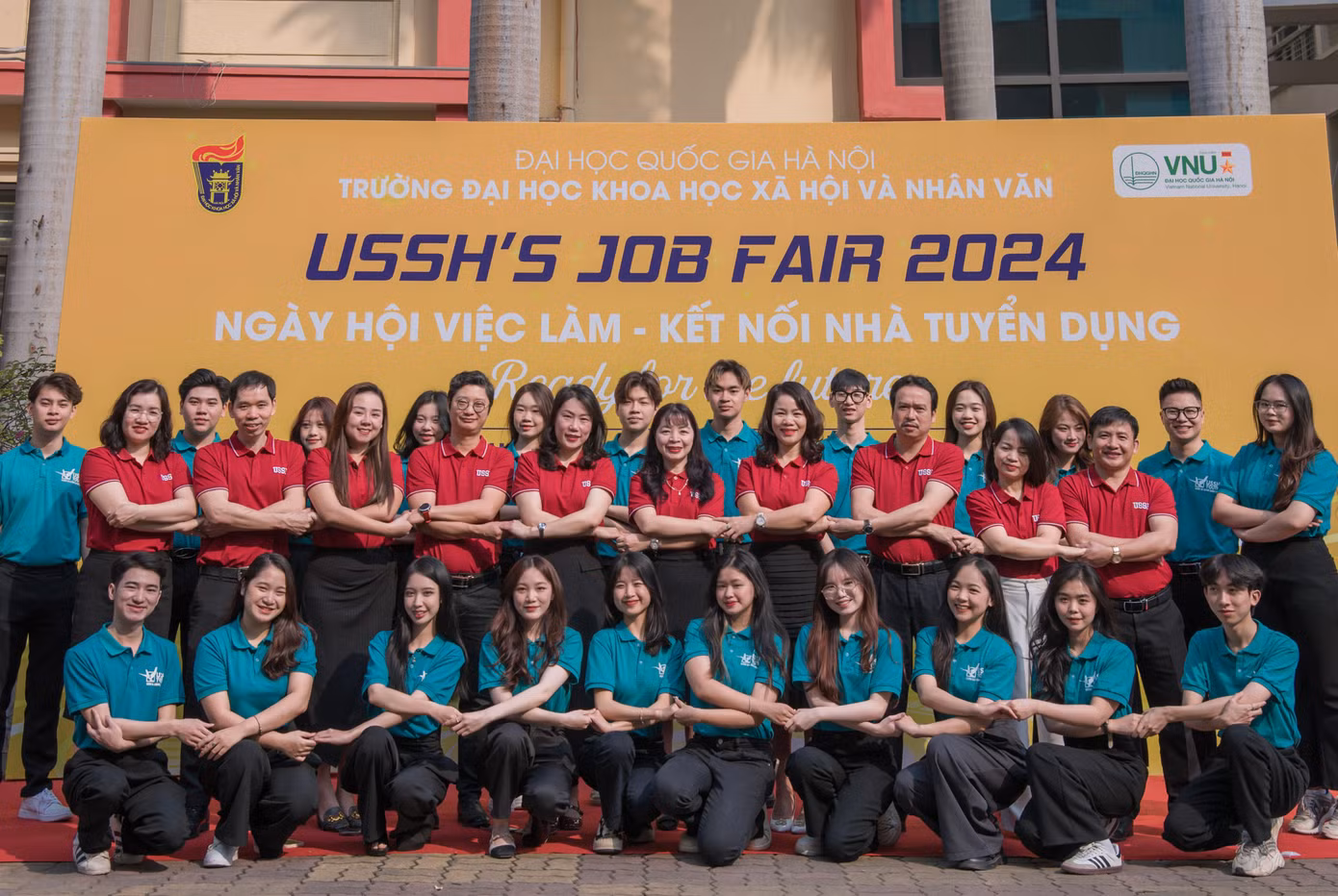 Xuân Việt tham gia công tác truyền thông cho sự kiện của trường cùng các giảng viên và sinh viên tiêu biểu.