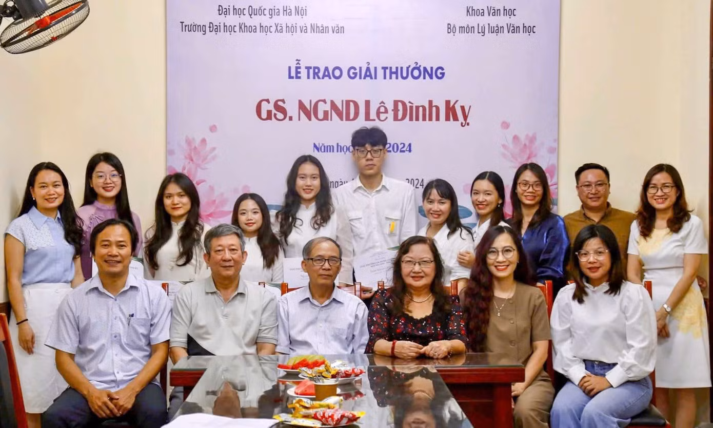 Cường (chính giữa hàng trên) cùng các thầy, cô, bạn học tại bộ môn Lý luận văn học, khoa Văn học (VNU-USSH) tại lễ trao giải thưởng.