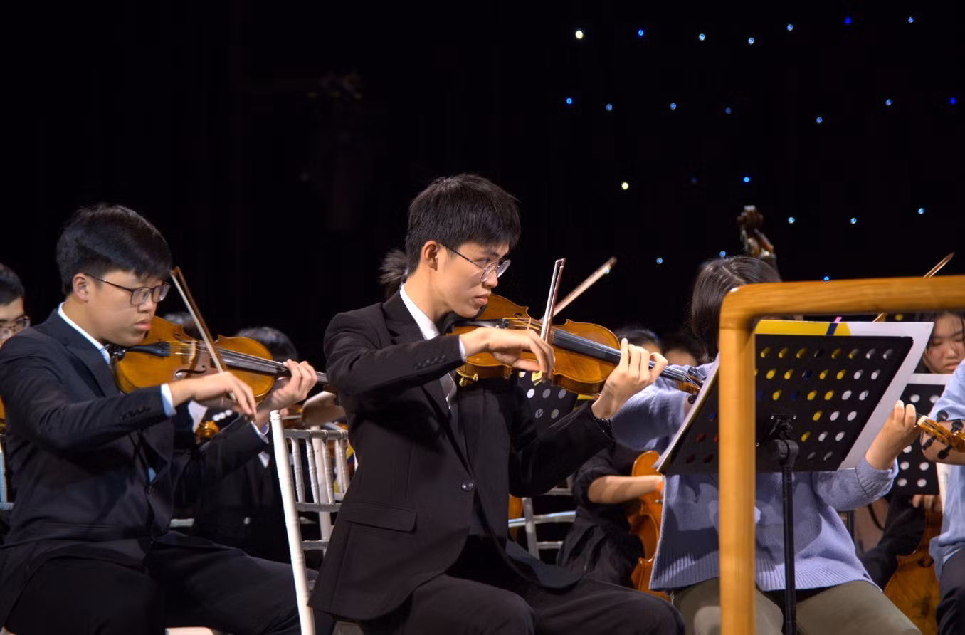 Đặng Khánh chia sẻ bản thân có ít cơ hội chơi trong dàn nhạc với tư cách là nghệ sỹ piano vì tính chất của đàn piano là một nhạc cụ thiên về độc tấu. Tuy nhiên, vì có thể chơi được cả đàn violin, nên hiện tại, Đặng Khánh đang là concertmaster của Dàn nhạc Giao hưởng trẻ Việt Nam - vị trí quan trọng nhất trong dàn nhạc chỉ sau người chỉ huy.