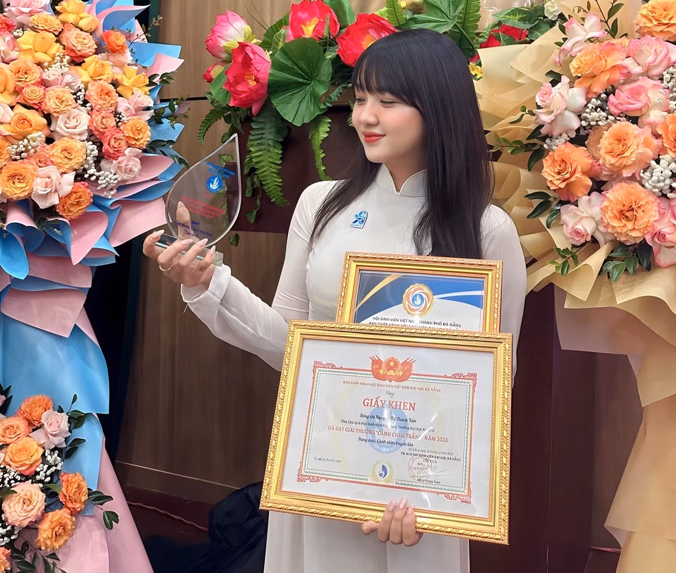Cánh chim truyền lửa - Thanh Vân. Cánh chim truyền lửa - Thanh Vân.