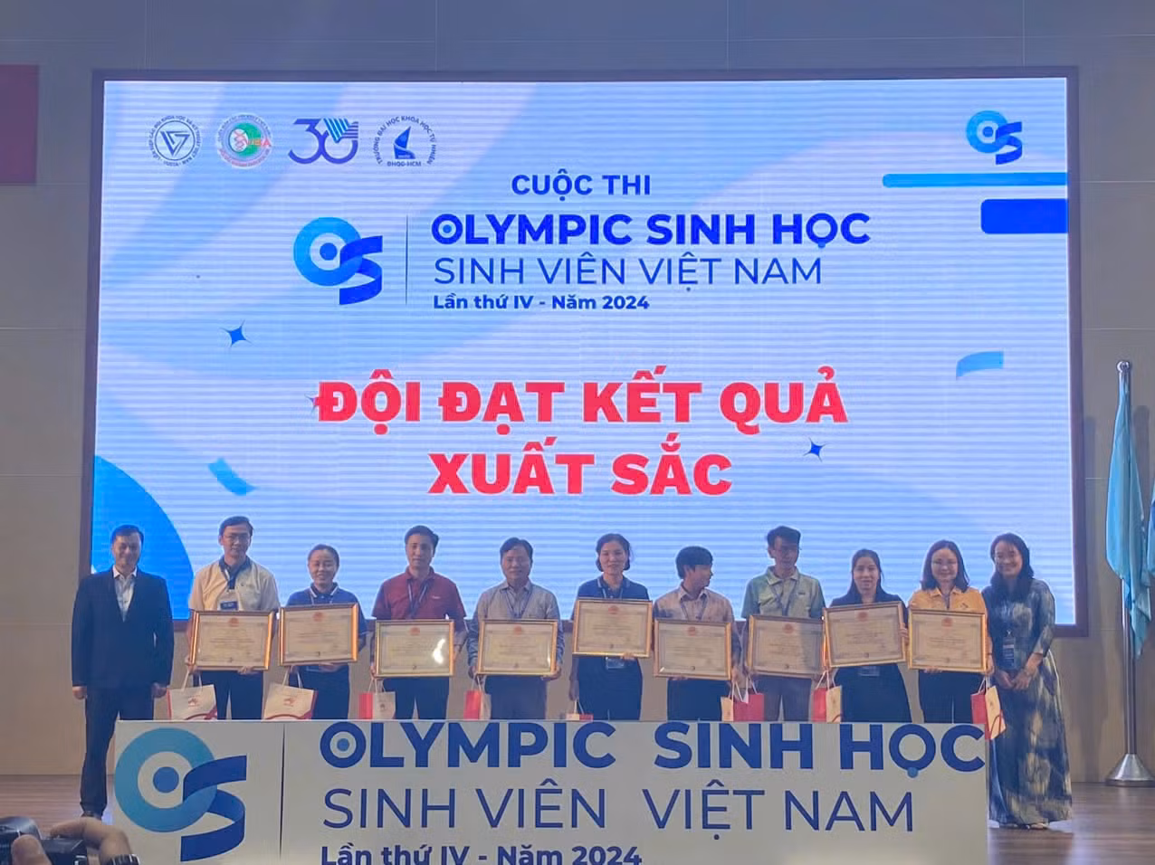 Các đội đạt kết quả xuất sắc tại cuộc thi.