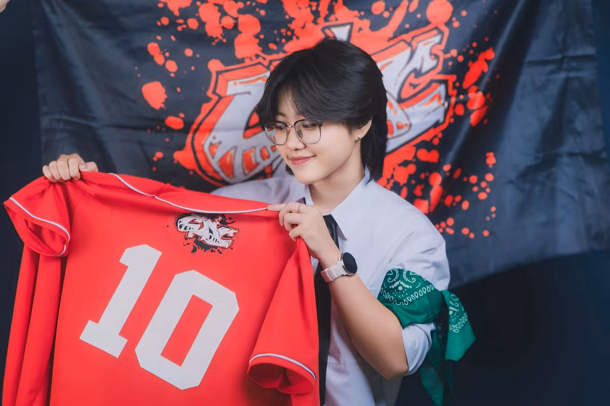 Ảnh kỷ yếu tại trường THPT Chuyên Ngoại ngữ của Hạnh Trang. Ảnh kỷ yếu tại trường THPT Chuyên Ngoại ngữ của Hạnh Trang.