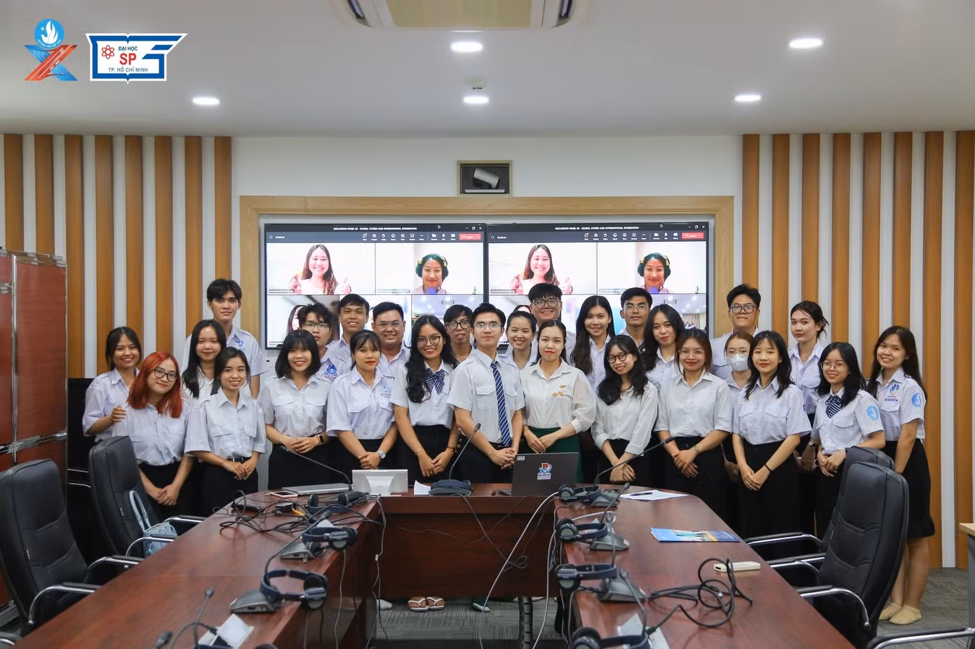 Tham gia thảo luận văn kiện Đại hội Hội Sinh viên Việt Nam Trường Đại học Sư phạm TP.HCM.