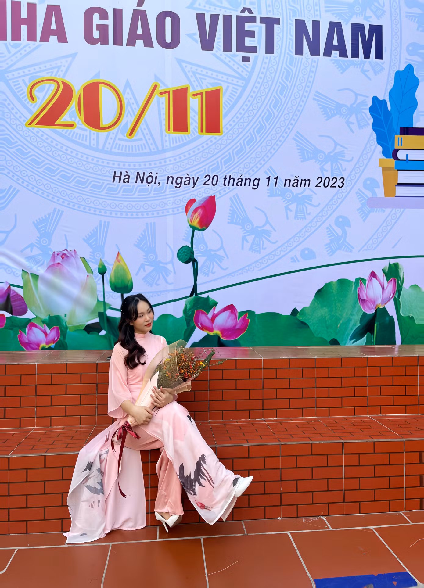 Tú Anh trong buổi lễ chào mừng Ngày Nhà giáo Việt Nam 20/11 tại Trường THPT Huỳnh Thúc Kháng, ngôi trường nữ sinh từng thực tập.