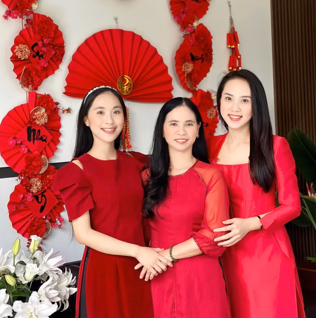 Ngô Diệu Chi (sinh viên năm nhất Trường Đại học Thương Mại) trong bức ảnh Tết cùng mẹ và chị tại quê hương miền Trung.