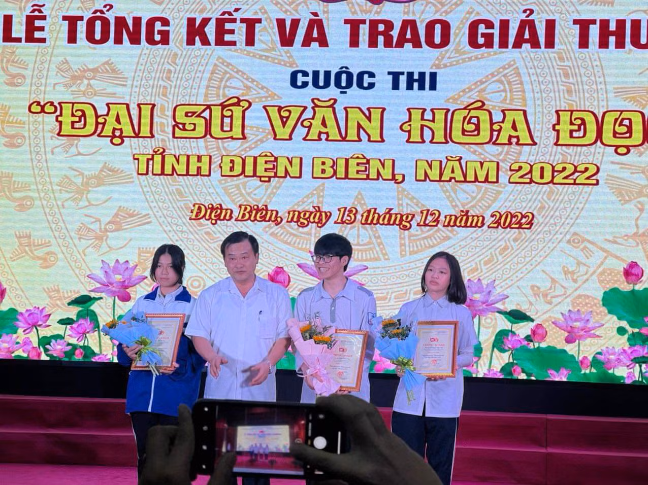 Nam sinh (thứ hai từ phải qua) hào hứng nhận giải Đại sứ Văn hoá Đọc tỉnh Điện Biên 2022.