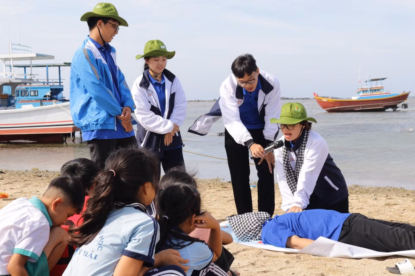 Mang những kiến thức về y tế áp dụng vào hoạt động tình nguyện.