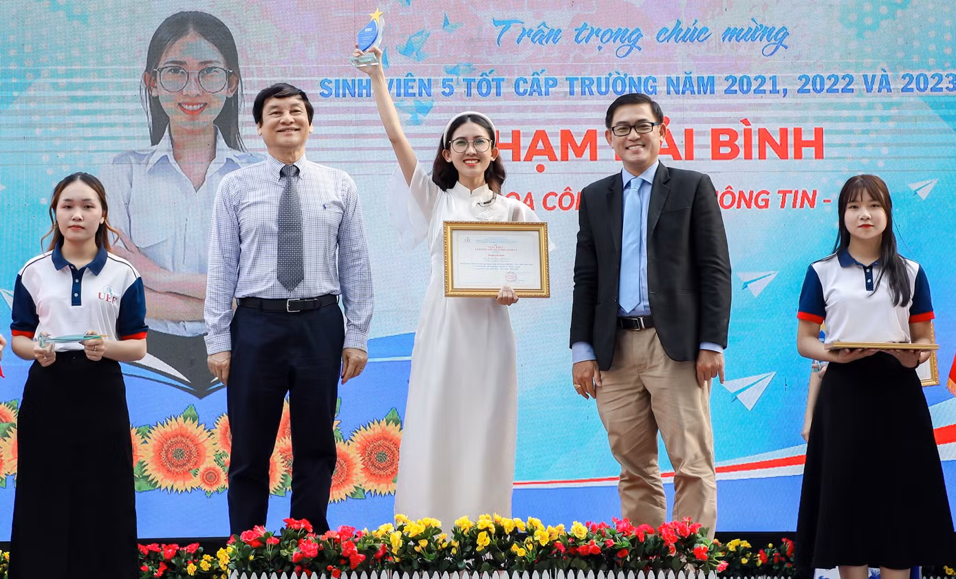 Hải Bình xuất sắc nhận danh hiệu Sinh viên 5 tốt. Hải Bình xuất sắc nhận danh hiệu Sinh viên 5 tốt.