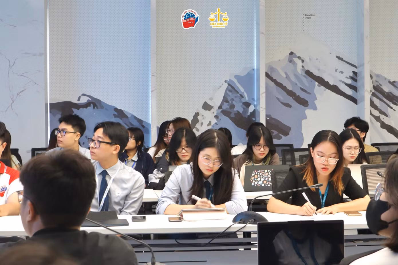 Thanh Mai (ngoài cùng bên phải, áo đen) tham gia rất nhiều tọa đàm khác nhau để học tập, nghiên cứu.