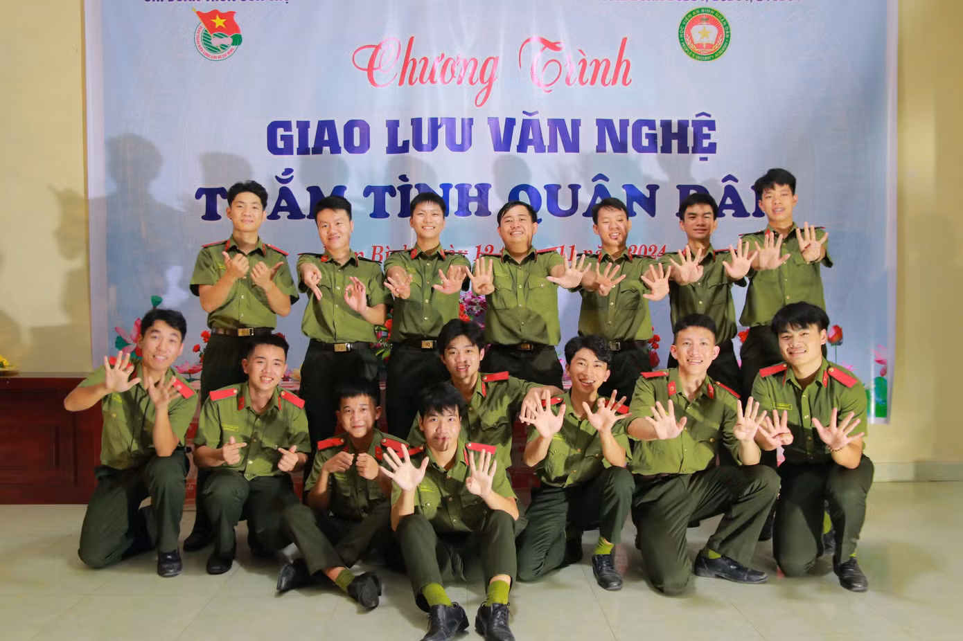 Quang Huy cùng các đồng đội của mình trong chuyến đi thực tế chính trị - xã hội tại tỉnh Thái Bình. Quang Huy cùng các đồng đội của mình trong chuyến đi thực tế chính trị - xã hội tại tỉnh Thái Bình.