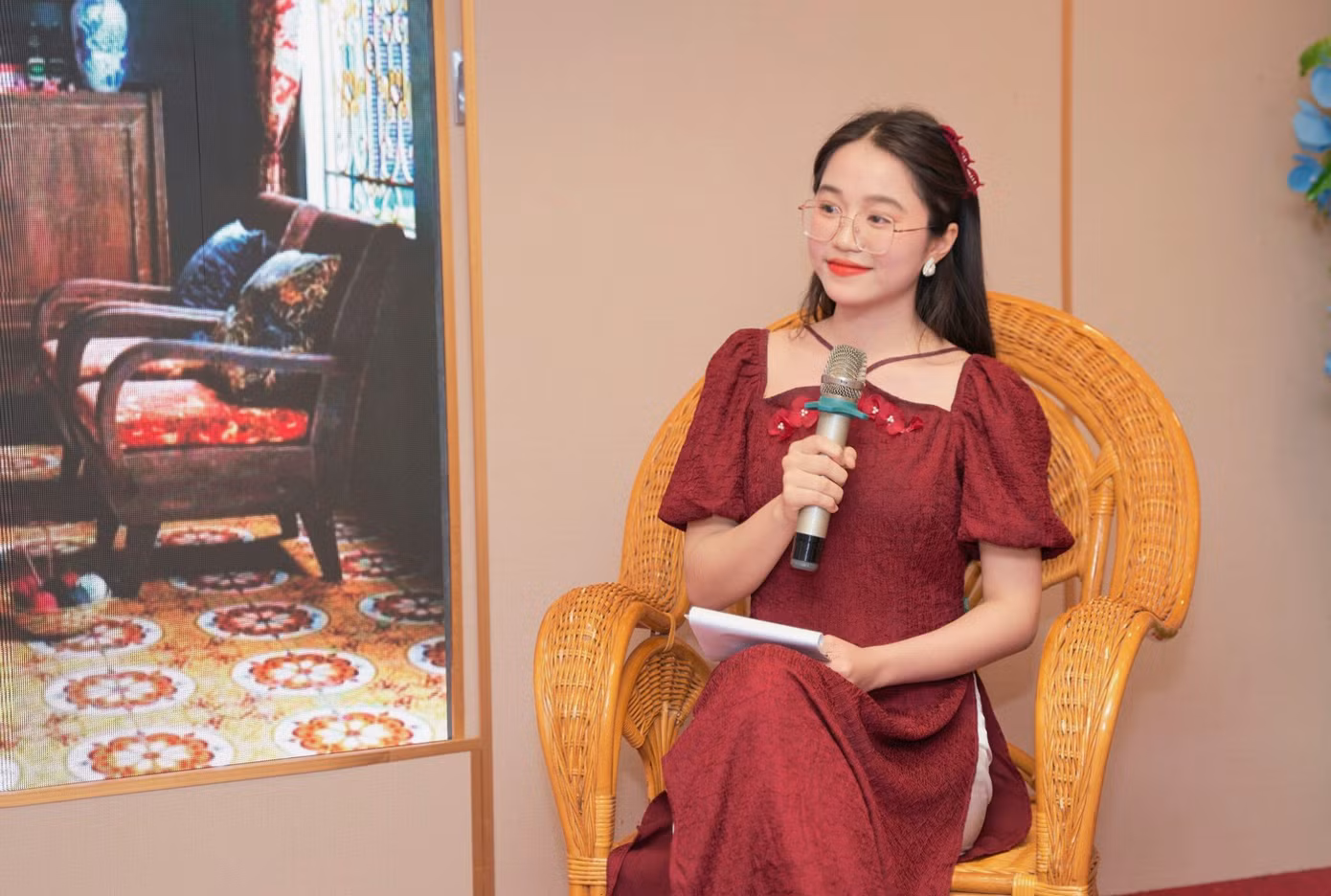 Bảo Ngọc bén duyên với dẫn chương trình từ năm nhất. Bảo Ngọc bén duyên với dẫn chương trình từ năm nhất.