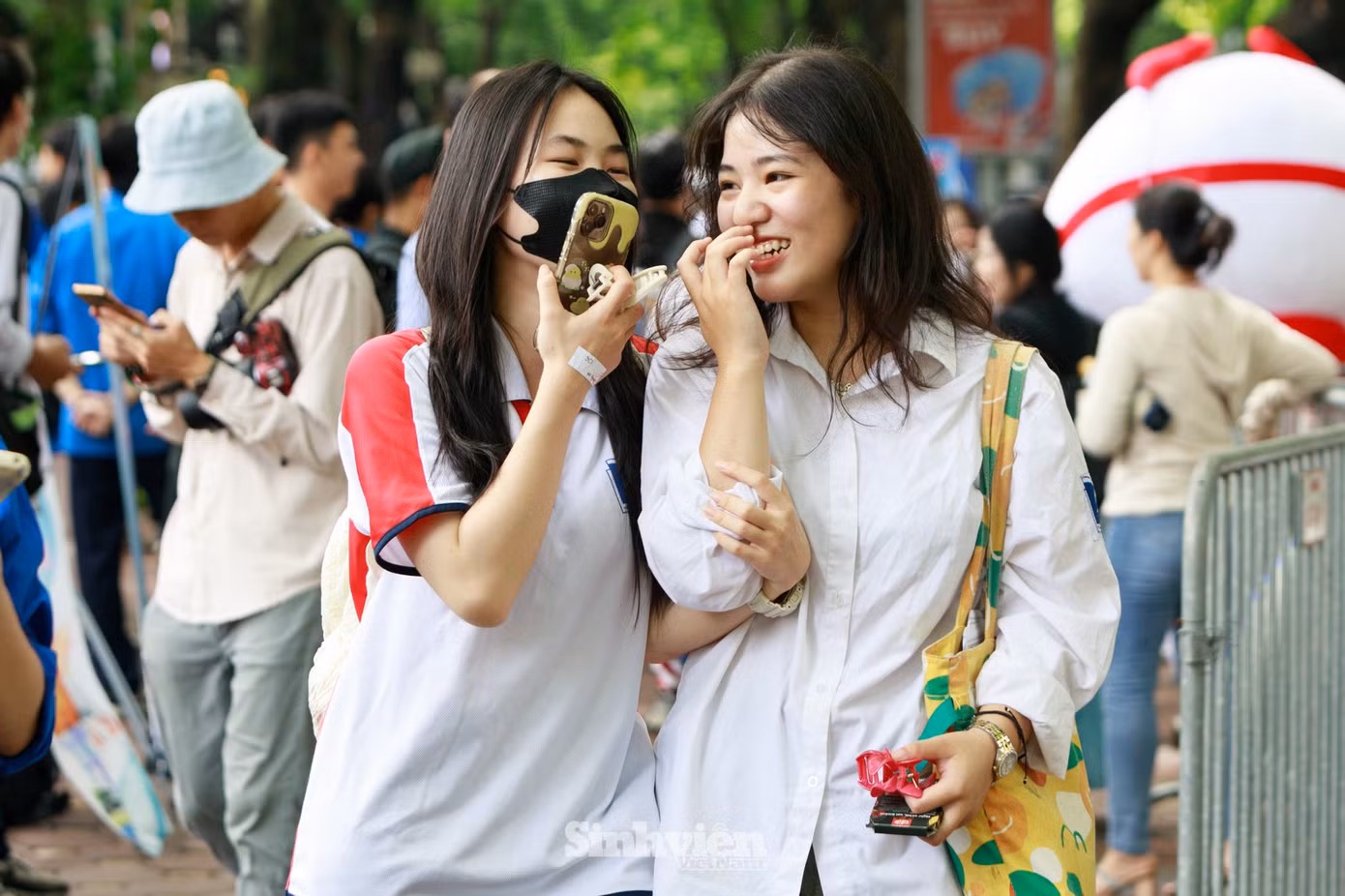 Thí sinh rời điểm thi với tinh thần thoải mái. Các sĩ tử cho rằng "với những bạn xét khối tự nhiên, đề thi khá "nhẹ nhàng". (Ghi nhận tại điểm thi THPT Phan Đình Phùng - Hà Nội)