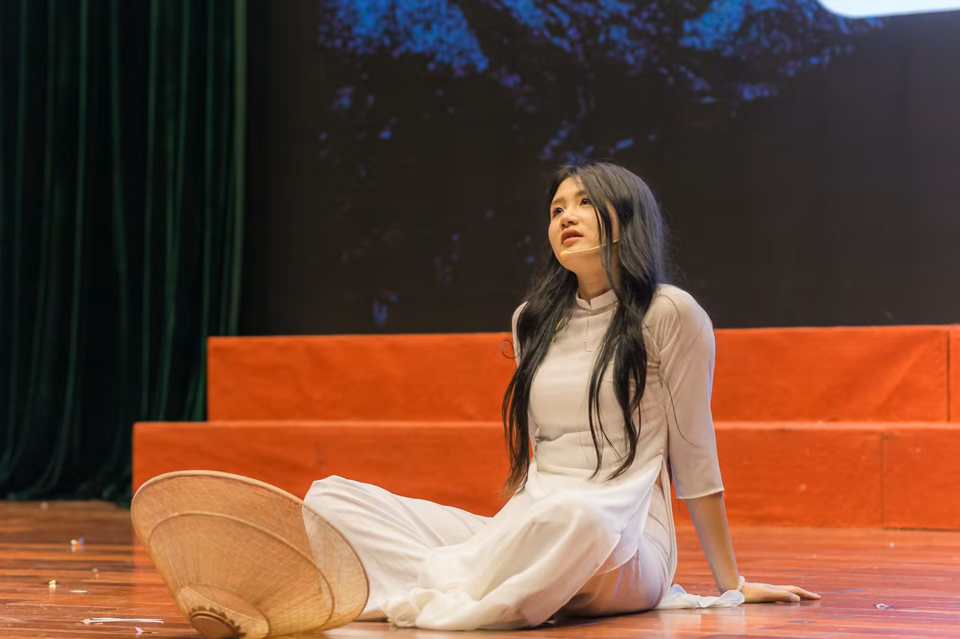 Những giây phút lắng đọng trong vở kịch của Nguyễn Diệu Vân.
