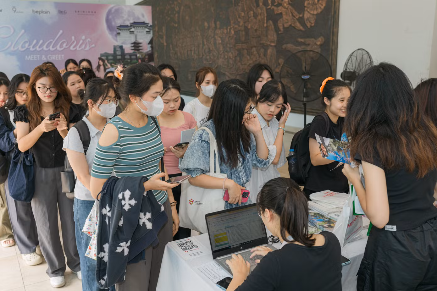 Vở kịch thu hút được sự quan tâm của nhiều bạn trẻ.
