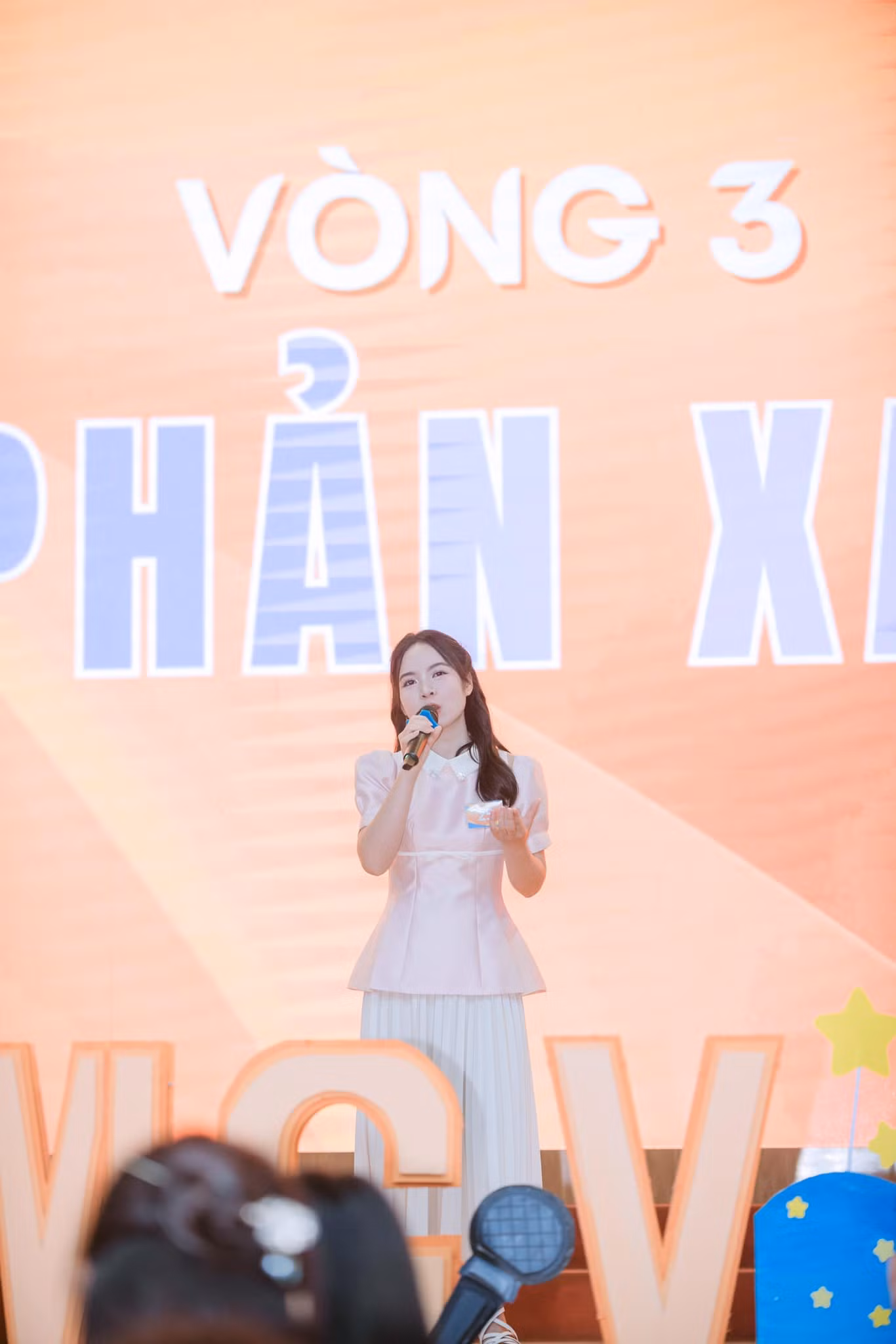 Nữ sinh luôn chỉn chu với mỗi cơ hội được cầm mic.