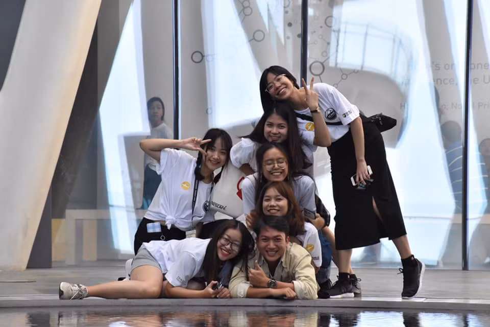 Bình Nhi cùng các bạn Đại biểu Việt Nam trong chương trình trao đổi TF-SCALE VI tại Singapore.