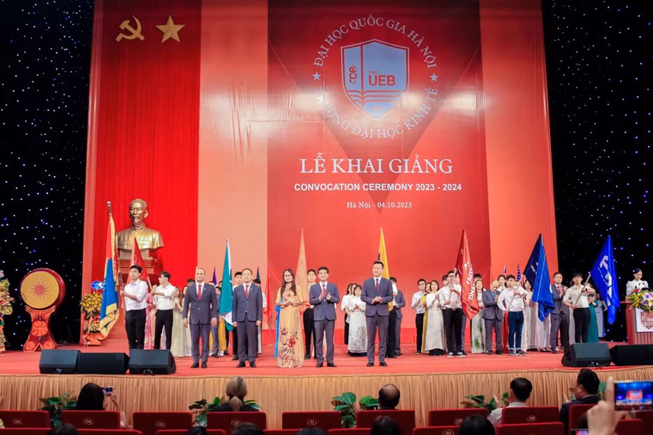 Lễ khai giảng năm học 2023-2024 của sinh viên Trường Đại học Kinh tế - ĐHQGHN.