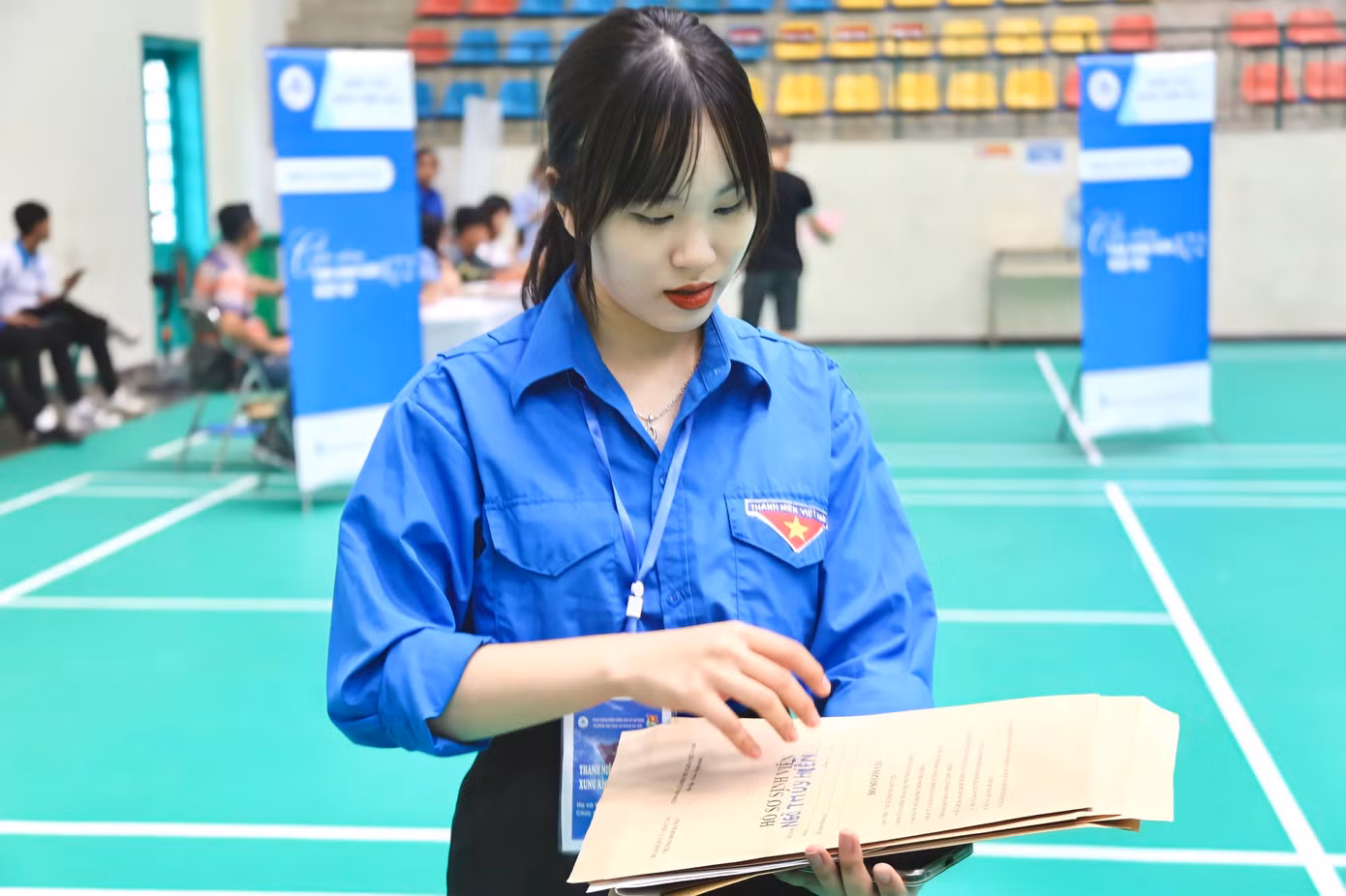 Nữ sinh tích cực tham gia các hoạt động tình nguyện hỗ trợ cộng đồng, bởi cô cho rằng "Sống là cho, đâu chỉ nhận riêng mình".