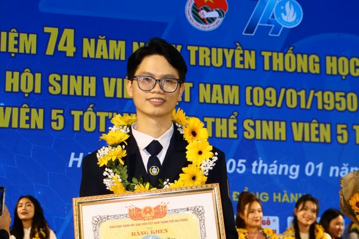 Quốc Huy tại lễ tuyên dương Sinh viên 5 tốt năm 2023 do Đoàn Thanh niên - Hội Sinh viên thành phố Hải Phòng tổ chức.