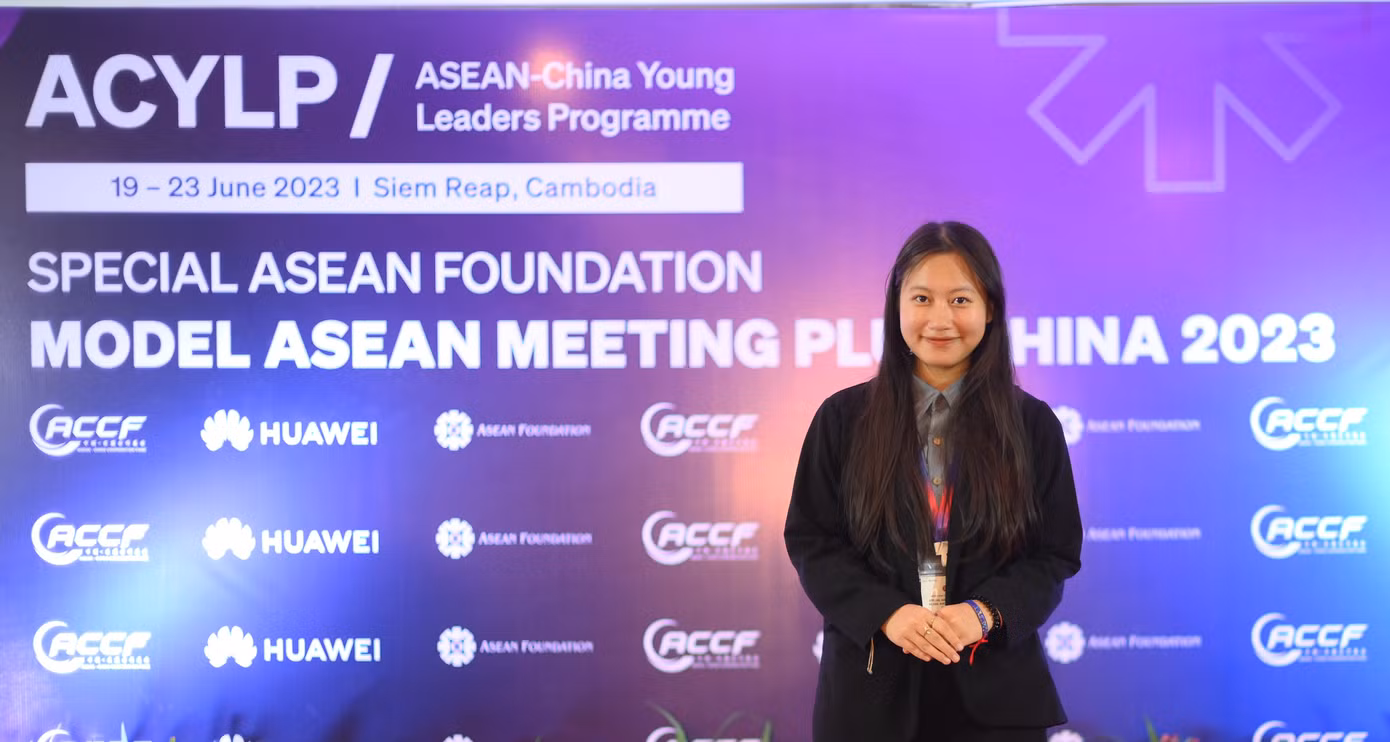 Bảo Ngọc chụp ảnh tại hội nghị Lãnh đạo trẻ ASEAN - Trung Quốc.