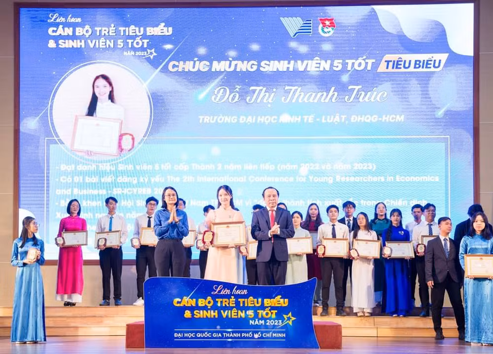 Đạt danh hiệu Sinh viên 5 Tốt cấp Đại học Quốc gia TP.HCM.