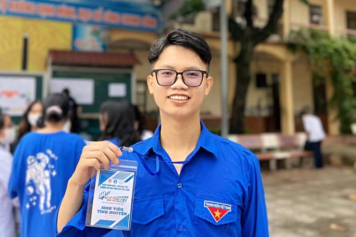 Huy khi tham gia sinh viên tình nguyện Tiếp sức mùa thi vào năm nhất.
