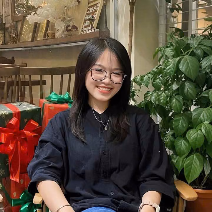 Việc cân bằng nhiều công việc cùng lúc khiến Ánh cảm thấy căng thẳng và mệt mỏi.