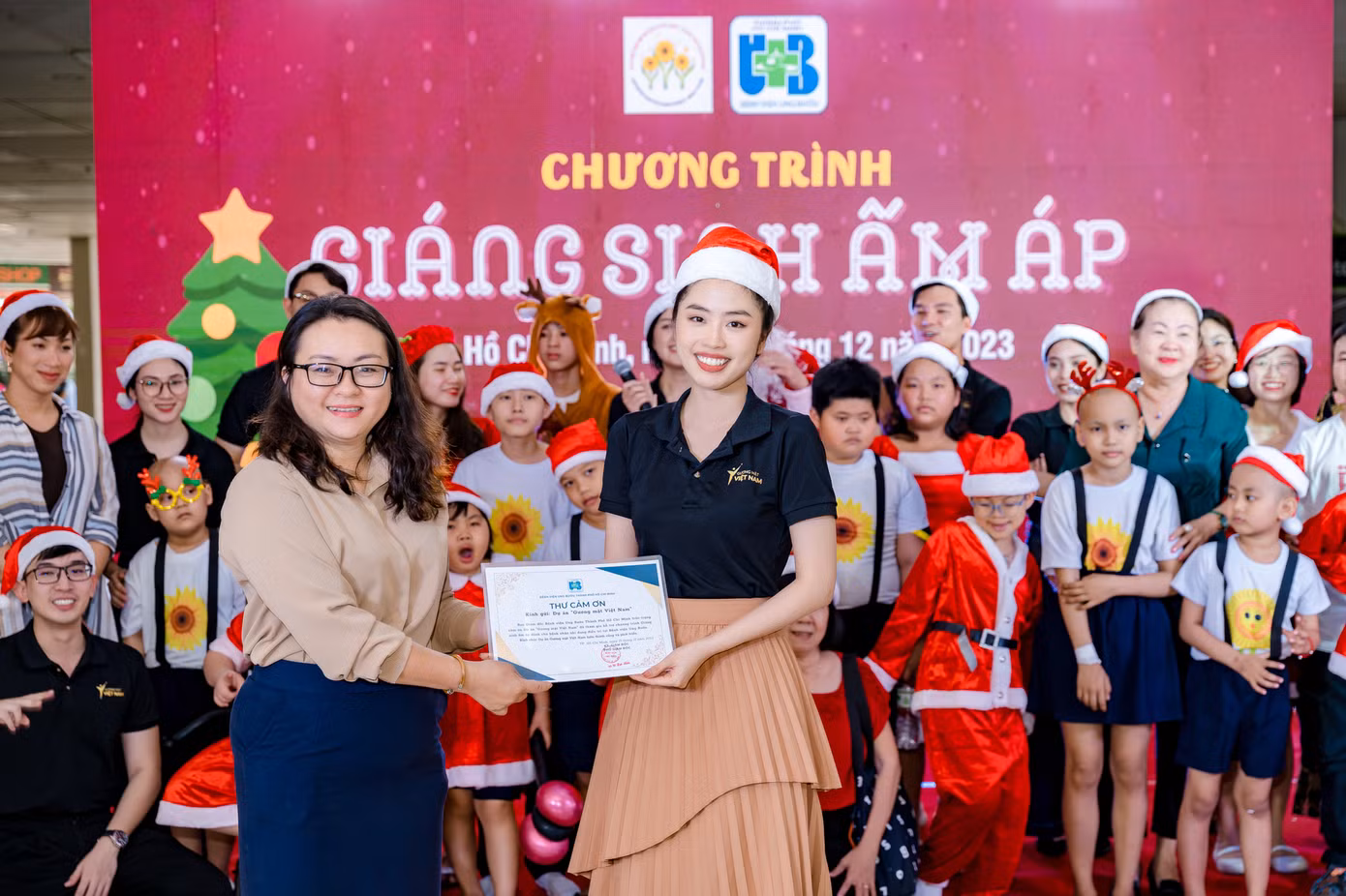 Nữ BTV cùng các cộng sự tổ chức chương trình Giáng sinh ấm áp cho các bệnh nhi tại Bệnh viện Ung Bướu TP. HCM