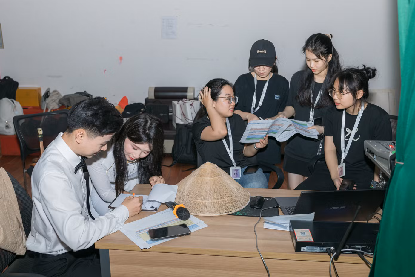 Diệu Vân và các thành viên trong Ban tổ chức gấp rút chuẩn bị cho vở kịch.