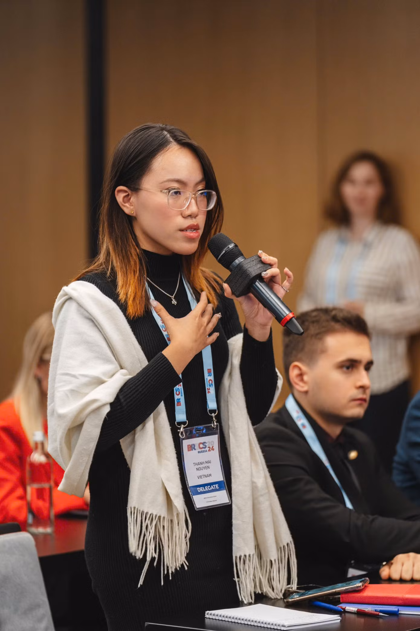 Nữ sinh phát biểu ý kiến tại hội nghị BRICS IS.