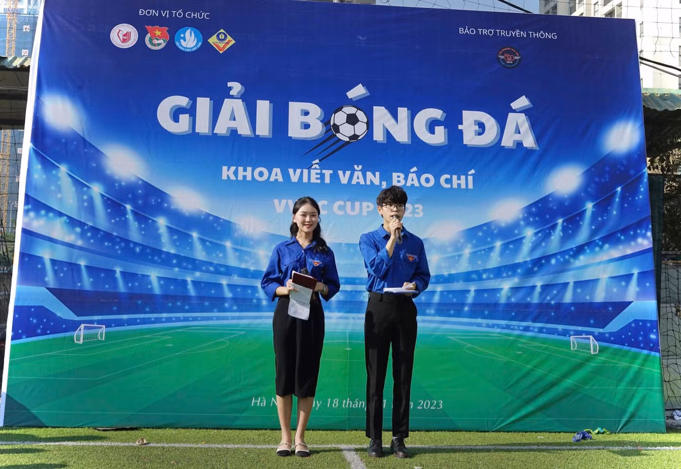 Nam sinh tham gia dẫn chương trình của khoa Viết văn, Báo chí.